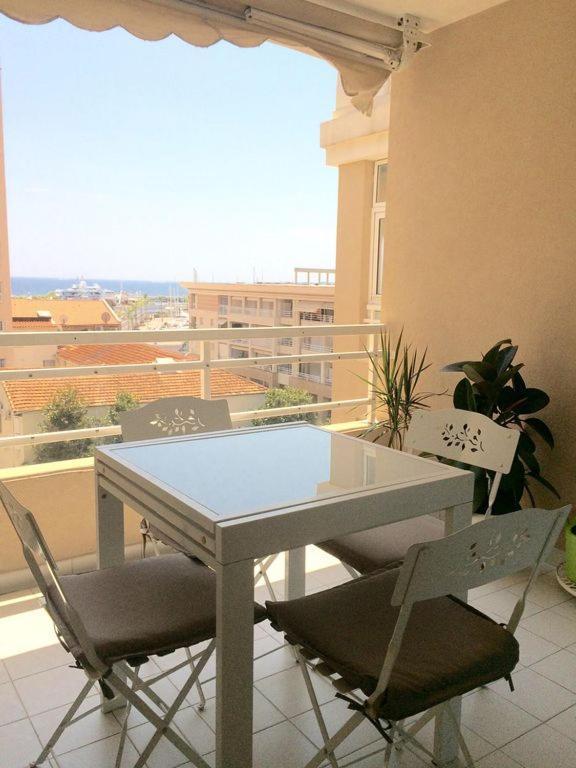 Charmant 2P Vue Mer Face Au Port De Golfe Juan المظهر الخارجي الصورة