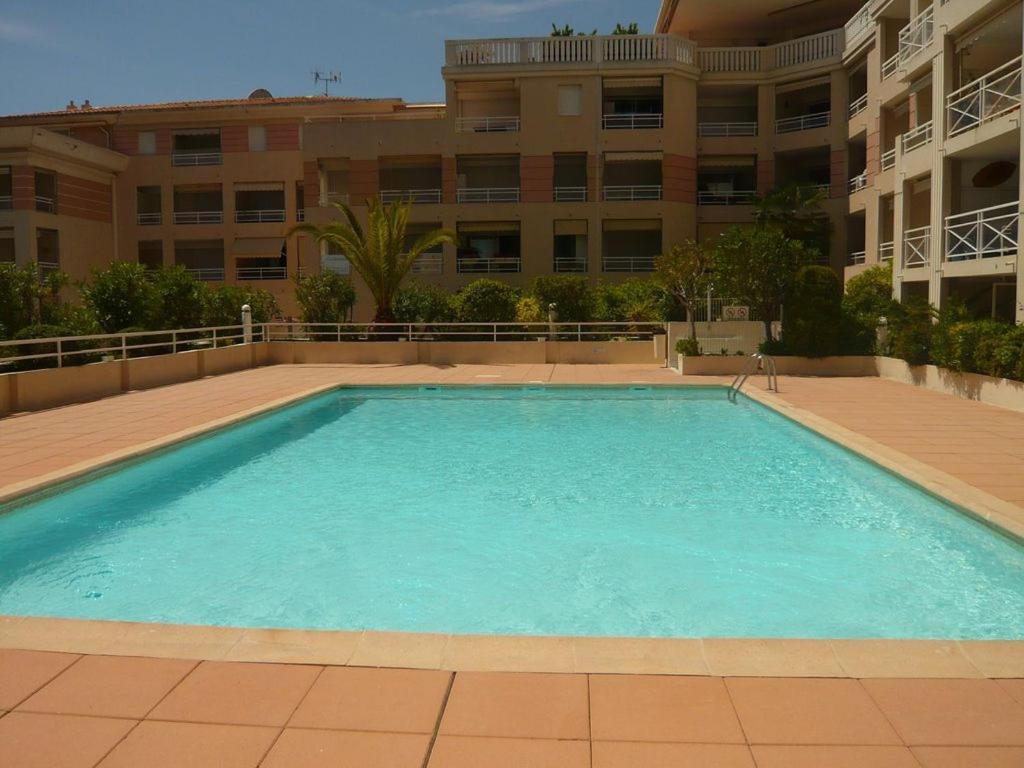 Charmant 2P Vue Mer Face Au Port De Golfe Juan المظهر الخارجي الصورة
